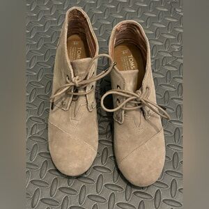 Toms Women's Wedge Comfort Booties Boots Size 9 Suede Tan 2.75" Wedge‎